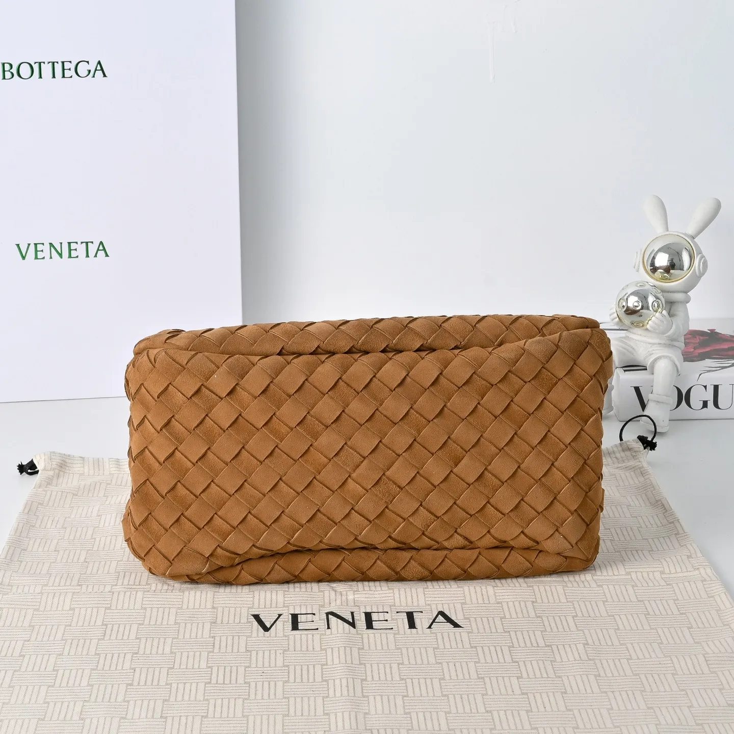 Batch 2160 BV new product suede Campana handbag The classic return of the Campana handbag is retro and charming ☄️Inspired by the classic collection of 2004🌟Each leather strip is made of two layers of Nappa lambskin🐏, showing the ultimate craftsmanship of full weaving inside and outside. The bag is super light, uses leather straps to open and close, and is equipped with a hidden magnetic buckle. It has two forms that can be switched, and the capacity is amazingly large. Whether it is for daily travel or to carry various small items✈️, it can be easily carried! Grab two hands for commuting and dating, and bring out French laziness🌤️ Model: 4249 Size: 33x20x16.5